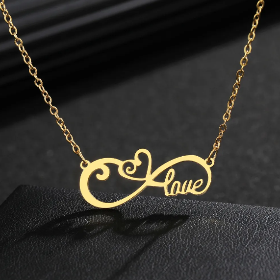 Collar de mujer con corazón infinito