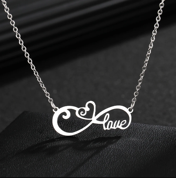 Collar de mujer con corazón infinito