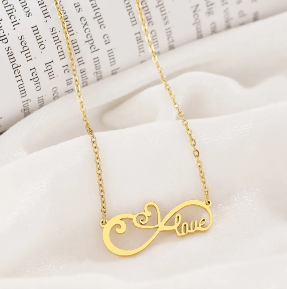 Collar de mujer con corazón infinito