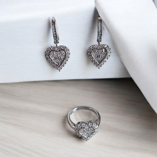 Conjunto de pendientes y anillo de plata con forma de corazón