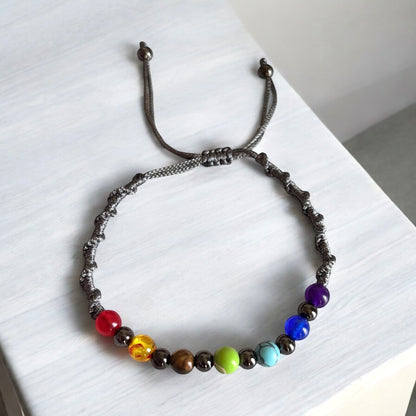 Pulsera trenzada de cuerda multicolor hecha a mano con cuentas de chakras