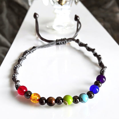 Pulsera trenzada de cuerda multicolor hecha a mano con cuentas de chakras